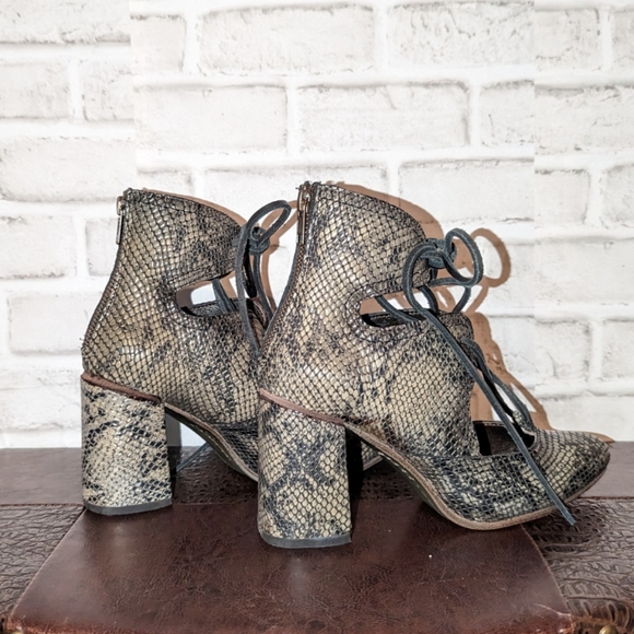 FreeBird Joyce Booties in Green Snake Size 7 - Picture 7 of 10